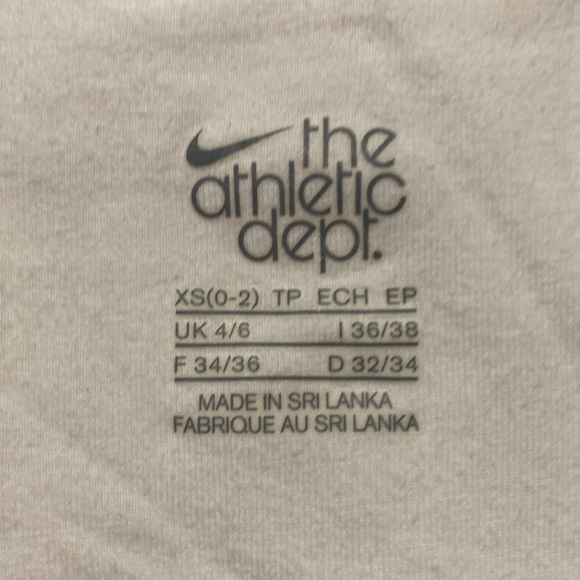 NIKE DRY-FIT WHITE CAPRIS LENGTH PANTS WITH MATCHING WHITE TANK TOP. - Picture 6 of 6
